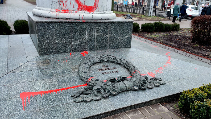 Полтавщина: в Полтаве неизвестные осквернили памятники военачальникам Ватутину и Зыгину