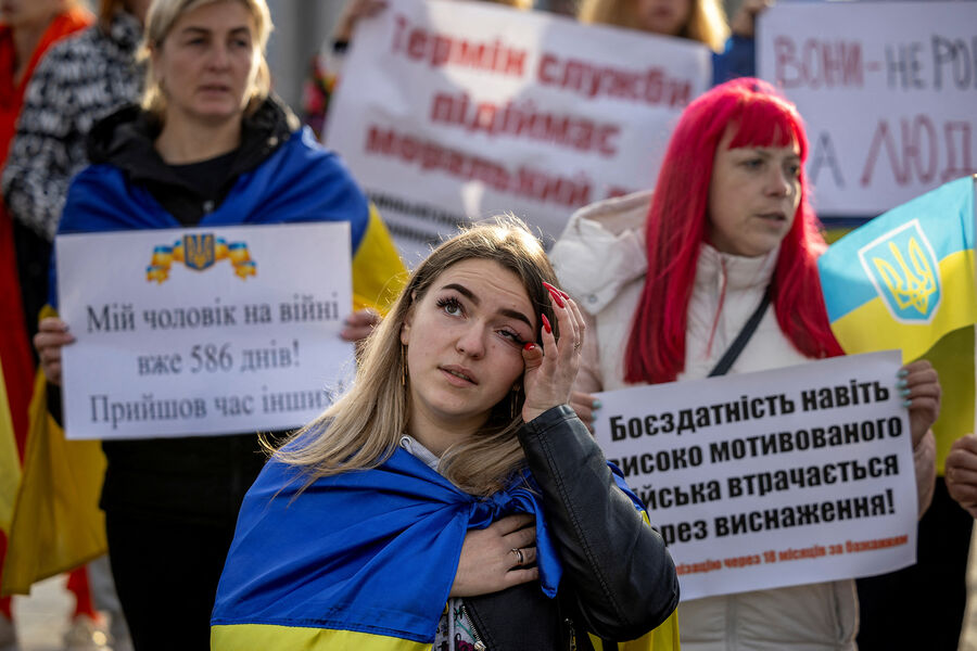 Участники митинга с требованием провести демобилизацию военнослужащих ВСУ в Киеве, 27 октября, 2023 года
