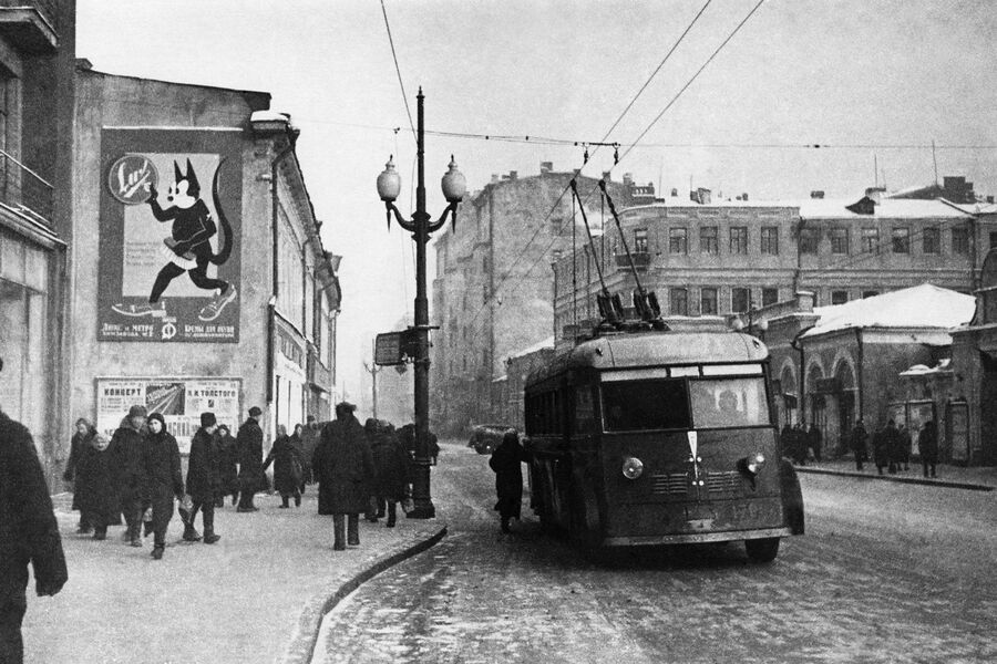 Остановка троллейбуса на&nbsp;Арбате, начало 1930-х.