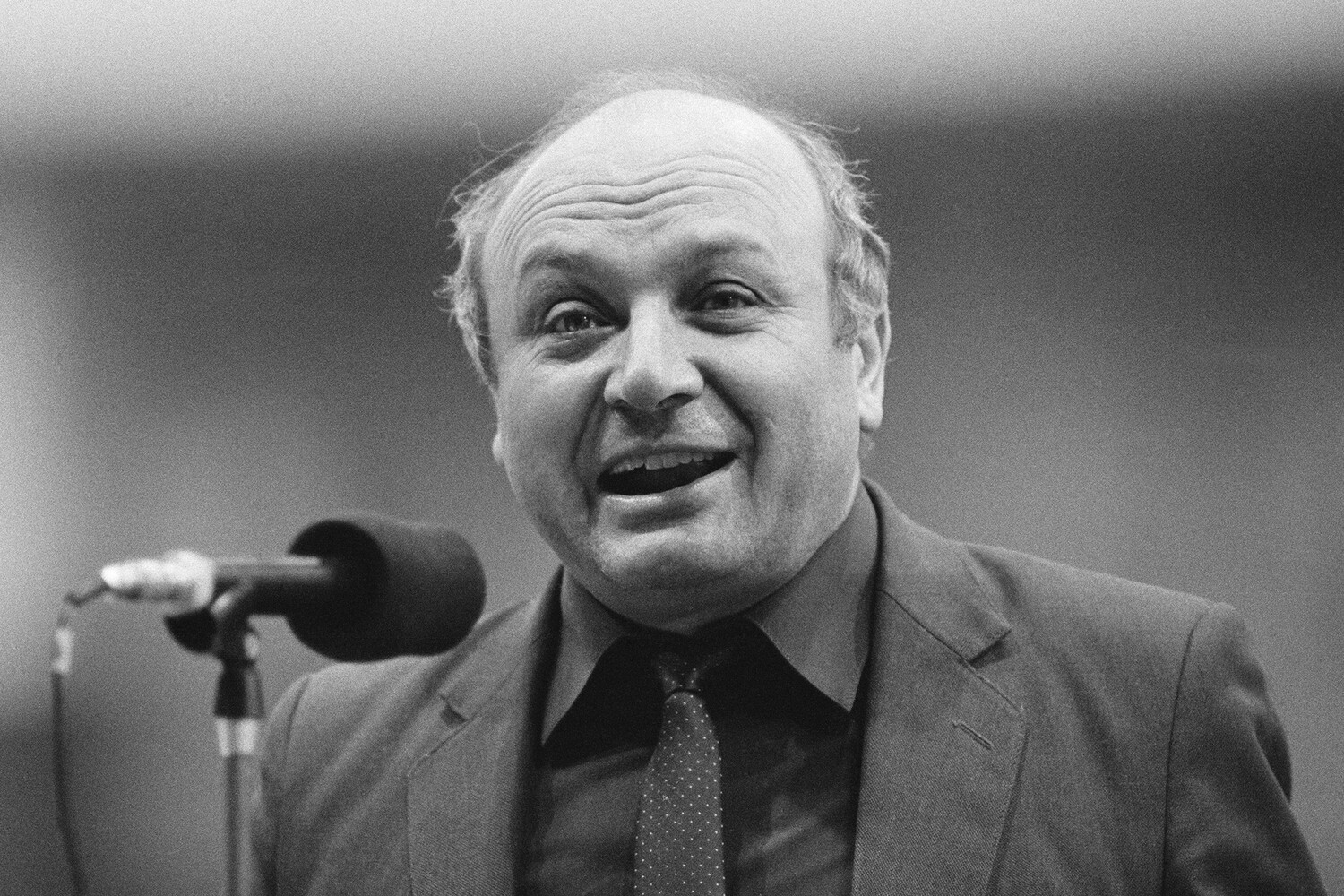 Михаил Жванецкий во время выступления, 1989 год
