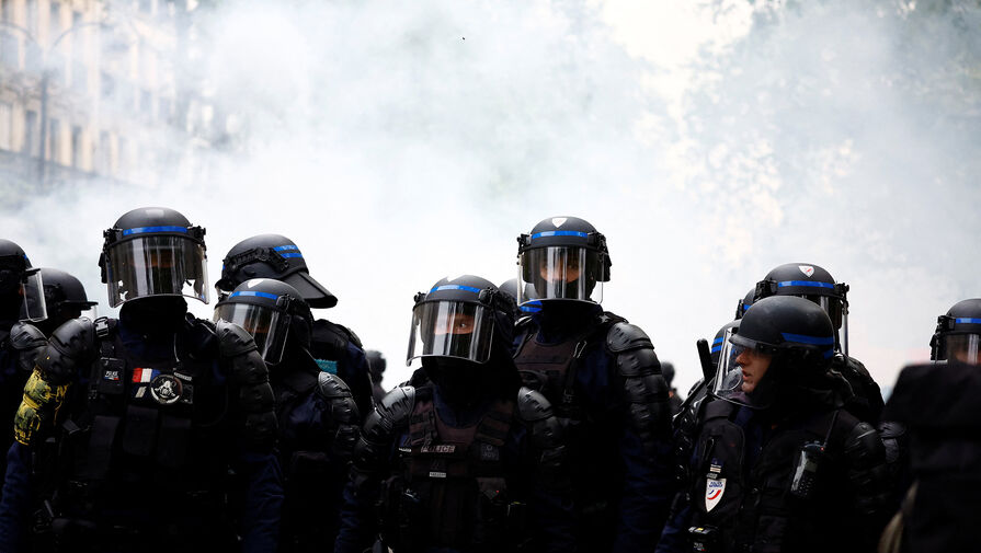 В Париже радикалы black bloc начали крушить все на улицах