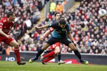 Робин ван Перси забивает гол в ворота «Ливерпуля»
