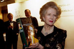 Тэтчер позирует с новой книгой во время ланча, на котором собрались члены британо-американской торговой палаты. 25 ноября 1997 года.