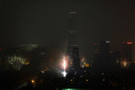 Фейерверк на фоне густого тумана во время встречи Китайского Нового года в Пекине