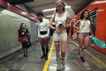 Участники акции No Pants Subway Ride в Мехико