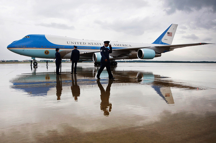 Boeing VC-25 введен в&nbsp;эксплуатацию в&nbsp;1990 году еще во время президента Джорджа Буша-Старшего. Барак Обама стал четвертым президентом, использующим этот самолет в&nbsp;качестве «борта номер один». Выпущенные два самолёта с&nbsp;бортовыми номерами 28000&nbsp;и 29000&nbsp;являются ранней модификацией Boeing 747-200B