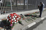 Цветы у посольства Польши, принесенные жителями города в связи с гибелью польской делегации и президента Польши Леха Качиньского в авиакатастрофе под Смоленском