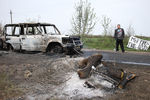 Сгоревший автомобиль на обстрелянном блокпосту у въезда в Славянск