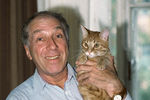 Сергей Юрьевич Юрский со своим котом по кличке Соус, 1995 год