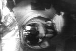 15 июля 1975 года впервые в истории состоялась стыковка советского корабля «Союз-19» и американского «Аполлона», космонавты во главе с Алексеем Леоновым обменялись рукопожатиями с астронавтами. Это событие ознаменовало старт эры международного сотрудничества в космосе, причем начало ей положили непримиримые противники — США и СССР. На фото: момент перехода американских астронавтов в орбитальный отсек космического корабля «Союз-19»