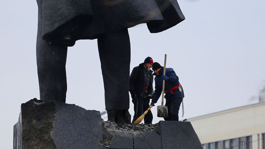 Памятник Ленину в центре Донецка, поврежденный в результате взрыва 27 января