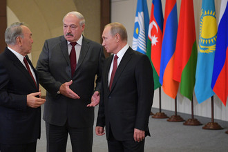 Президент РФ Владимир Путин, президент Казахстана Нурсултан Назарбаев и президент Белоруссии Александр Лукашенко после церемонии фотографирования глав государств – участников Содружества Независимых Государств (СНГ) в Сочи, 11 октября 2017 года