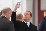 Премьер-министр России Дмитрий Медведев с смартфоном iPhone X во время посещения Воскресенского Ново-Иерусалимского мужского монастыря, 15 ноября 2017 года