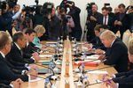 Министр иностранных дел России Сергей Лавров (третий слева) и министр иностранных дел Великобритании Борис Джонсон (третий справа) во время встречи в Москве, 22 декабря 2017 года