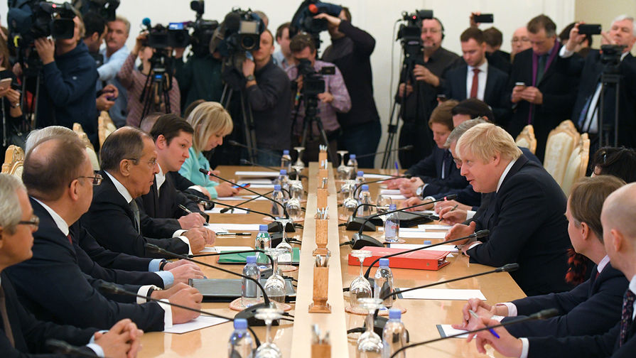 Министр иностранных дел России Сергей Лавров (третий слева) и министр иностранных дел Великобритании Борис Джонсон (третий справа) во время встречи в&nbsp;Москве, 22&nbsp;декабря 2017&nbsp;года