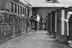 Глен Бек и Элизабет Снайдер программируют ENIAC в Лаборатории баллистических исследований (BRL) в Филадельфии, Пенсильвания