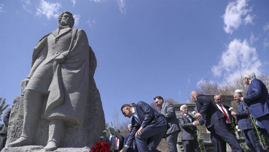 Памятник Пушкину установили на перевале в Армении