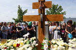 Могила бывшего солиста группы «Ласковый май» Юрия Шатунова на Троекуровском кладбище в 40-й день его смерти, 1 августа 2022 года