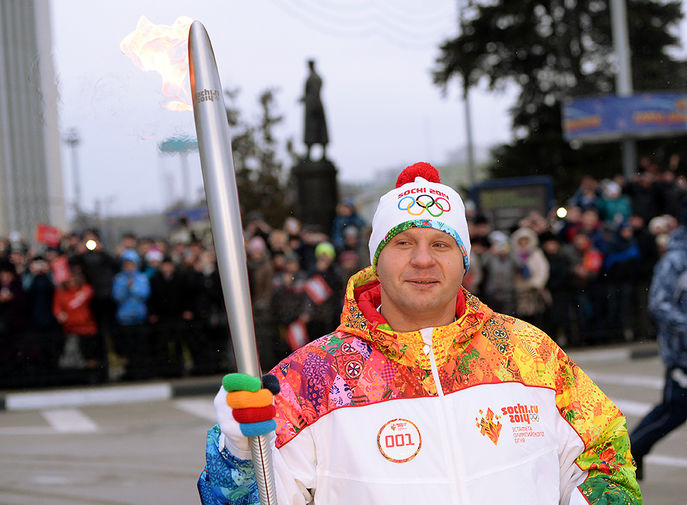 Федор Емельяненко во время эстафеты олимпийского огня в&nbsp;Белгороде, 2014&nbsp;год