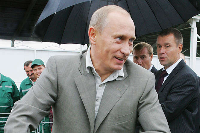 Владимир Путин во время посещения комплекса «Белгородские молочные фермы» в селе Зоринские Дворы, 2007 год