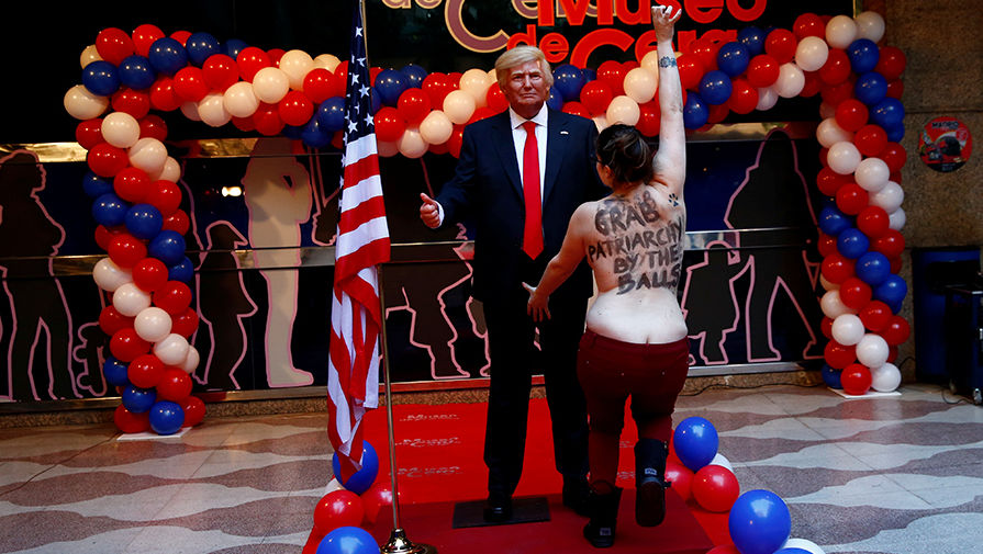 Активистка FEMEN рядом с&nbsp;восковой фигурой избранного президента США Дональда Трампа в&nbsp;Музее восковых фигур в&nbsp;Мадриде, 17&nbsp;января 2017&nbsp;года