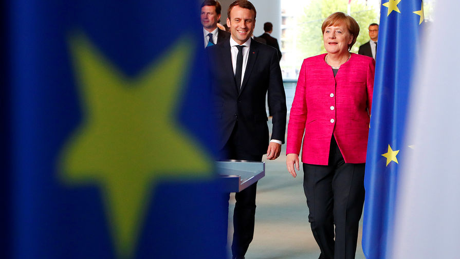 Канцлер ФРГ Ангела Меркель и новый президент Франции Эммануэль Макрон во время встречи в Берлине