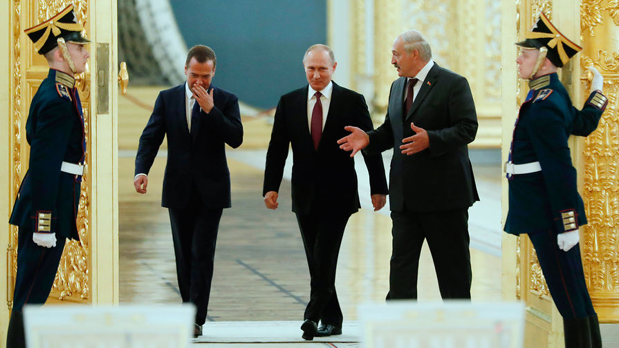 Премьер-министр России Дмитрий Медведев, президент России Владимир Путин и президент Белоруссии Александр Лукашенко перед началом заседания в Кремле, 30 июня 2017 года