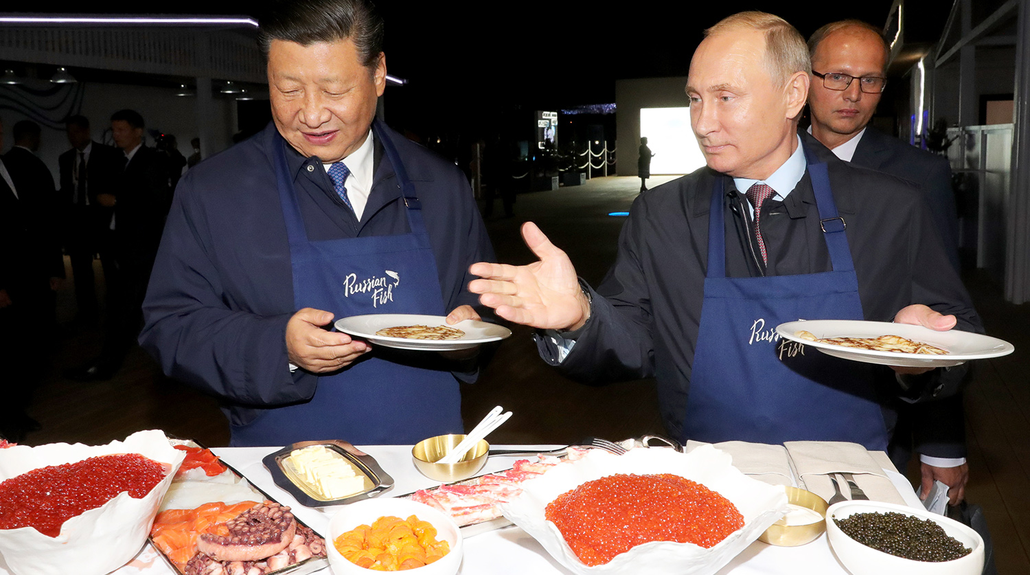 Президент России Владимир Путин и председатель КНР Си Цзиньпин во время посещения выставки в рамках ВЭФ «Улица Дальнего Востока» на набережной Дальневосточного федерального университета на острове Русский, 11 сентября 2018 года
