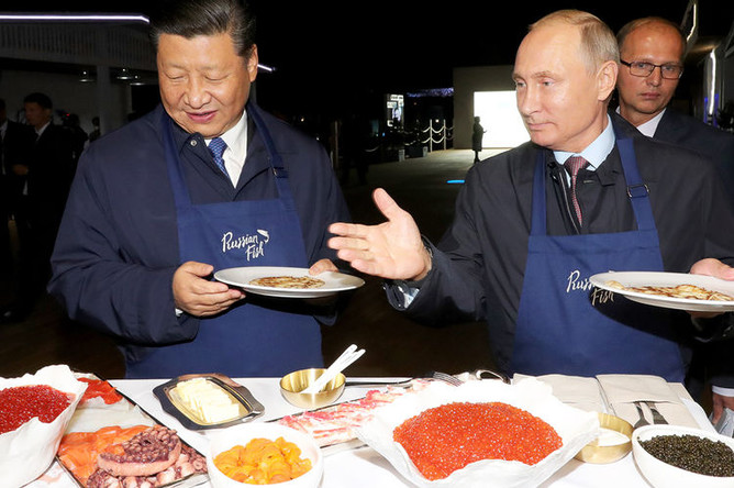 Президент России Владимир Путин и председатель КНР Си Цзиньпин во время посещения выставки в рамках ВЭФ «Улица Дальнего Востока» на набережной Дальневосточного федерального университета на острове Русский, 11 сентября 2018 года