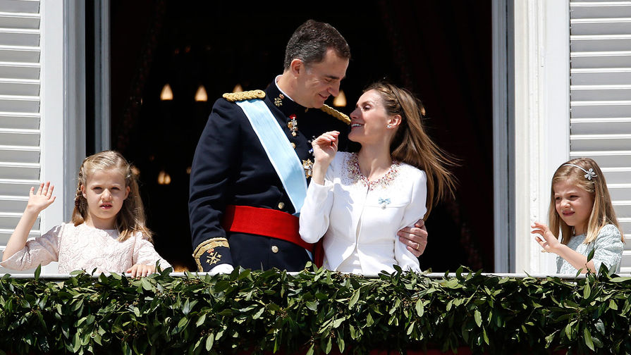 Король Испании Филипп VI, его супруга королева Королева Летиция и их дочери София и Леонор на&nbsp;балконе королевского дворца в&nbsp;Мадриде, 19 июня 2014 года 