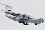 Самолет Ил-76 российских ВКС с российскими гражданами, эвакуированными из КНР в связи с распространением коронавируса, садится в тюменском аэропорту Рощино, 5 февраля 2020 года 