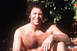 Том Джонс отдыхает у бассейна своего дома в районе Бел-Эйр в Лос-Анджелесе, 1980 год