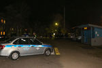 Полицейский автомобиль у остановки общественного транспорта, обстрелянной в деревне Большеорловское в Борском районе, 12 октября 2020 года