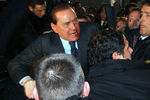 13 декабря 2009 года Берлускони подвергся нападению во время раздачи автографов после митинга в Милане. Стоявший неподалеку житель города, который с 18 лет страдал психическим расстройством, бросил в политика сувенирную копию Миланского собора.
<br>
Нападавший сломал Берлускони нос, выбил несколько зубов и повредил губу.
