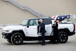 Президент США Джо Байден за рулем электрического Hummer