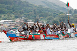 Кения. Участники гребут на лодках во время традиционного фестиваля Кафукэ в рамках празднования Рождества на озере Виктория на пляже Маренга в Будаланги