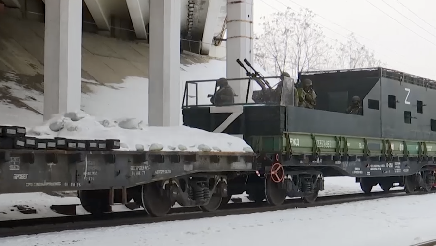 Минобороны показало кадры работы в зоне СВО бронепоезда Волга