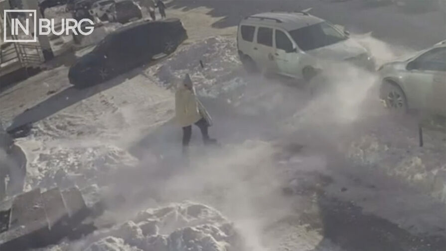 В Екатеринбурге снег сорвался с крыши и рухнул перед лицом женщины
