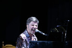 Сосо Павлиашвили выступает с сольным концертом в ДК Железнодорожников к Новосибирске, 2008 год