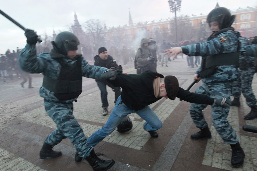 Сотрудники ОМОНа задерживают участника акции в&nbsp;память об убитом фанате &laquo;Спартака&raquo; Егоре Свиридове, 11&nbsp;декабря 2010&nbsp;года