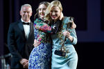 Актрисы Сирша Ронан и Кейт Бланшетт, получившая награду «За достижения в кинематографе»