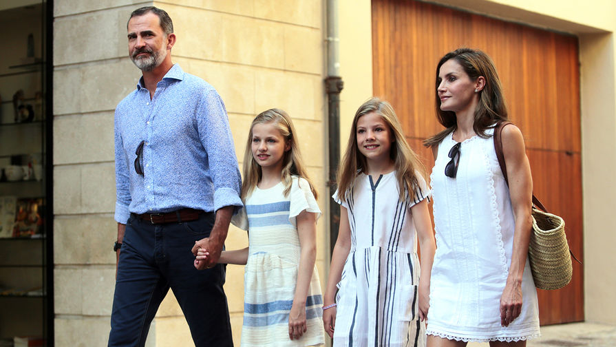Король Испании Филипп и королева Летисия (справа) с дочерьми во время совместного визита на Майорку, 2017 год