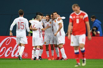 Сборная Испании празднует гол