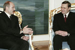 Первый вице-премьер правительства России Михаил Касьянов беседует с президентом Белоруссии Александром Лукашенко в Минске, 2000 год