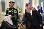 Президент России Владимир Путин во время представления делегации Саудовской Аравии на церемонии официальной встречи в Королевском дворцовом комплексе в Эр-Рияде, 14 октября 2019 года