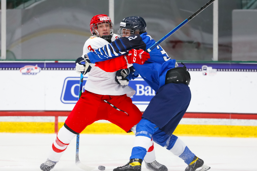 Эпизод матча Финляндия — Россия на юниорском чемпионате мира по хоккею