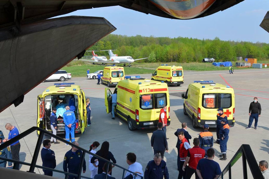 Медики и сотрудники МЧС во время транспортировки пострадавших при&nbsp;стрельбе в&nbsp;школе № 175 на&nbsp;борт самолета Ил-76 для&nbsp;дальнейшей эвакуации в&nbsp;Москву на&nbsp;лечение, 12 мая 2021 года