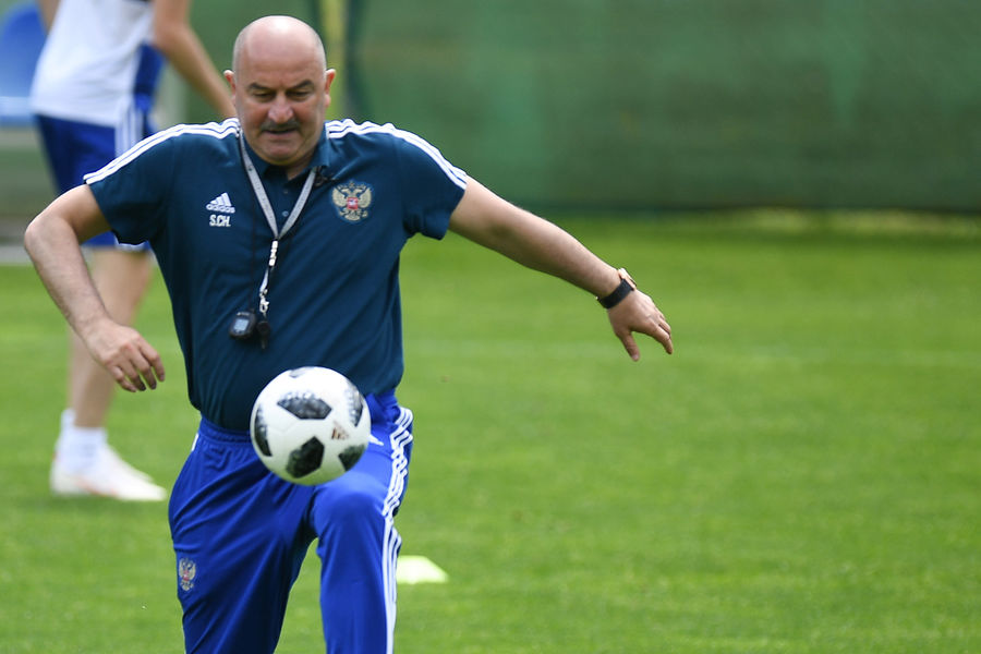 Станислав Черчесов во время тренировки команды в Нойштифте перед матчами чемпионата мира по футболу 2018