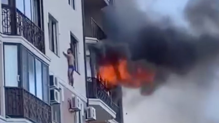 Мужчина в Анапе залез на карниз дома из-за пожара