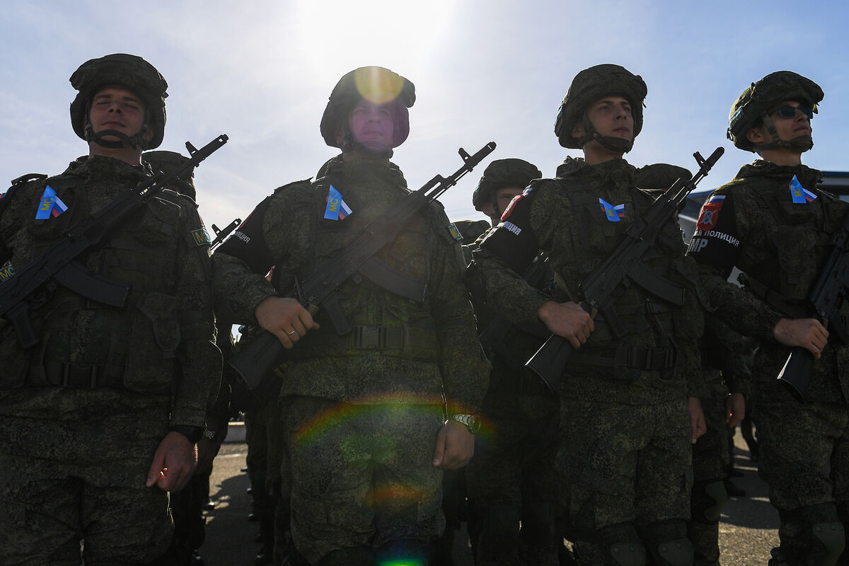 Российские миротворцы во время торжественного построения на территории военного городка под Степанакертом